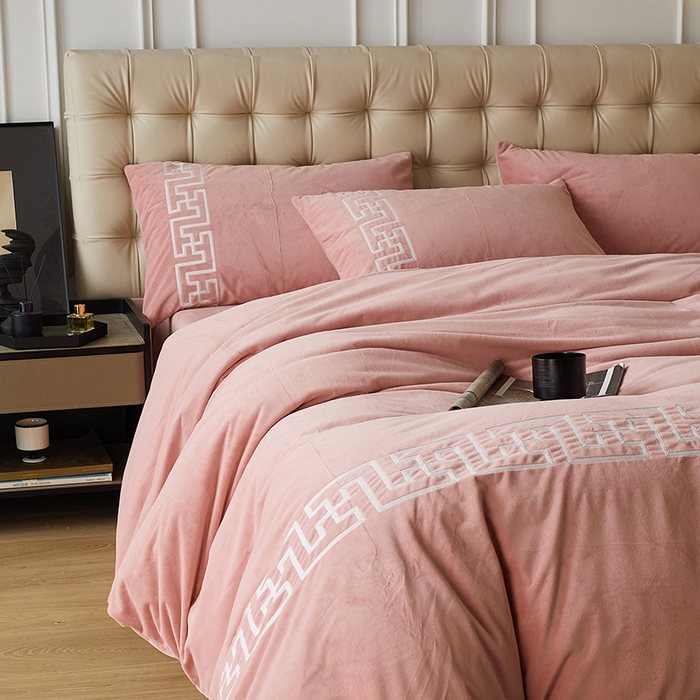 91家纺网 家纺一手货源 找家纺 （总）安莱生活 2024新款高克重牛奶绒锦丝绒美式毛巾绣巴洛克四件套