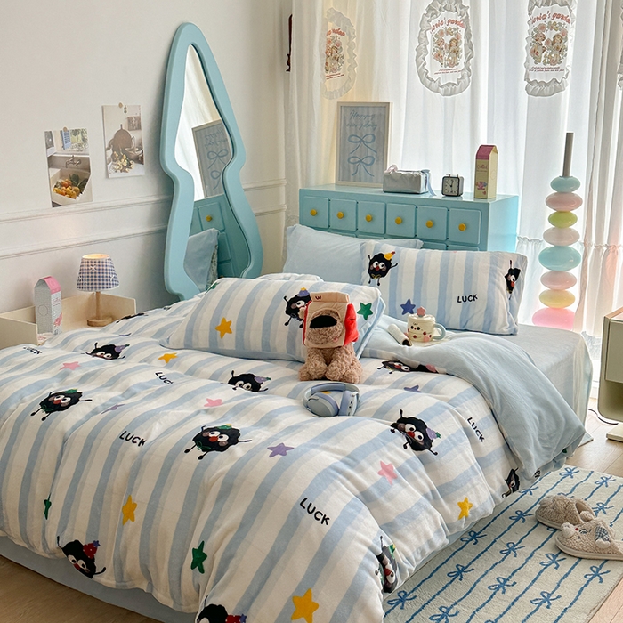 91家纺网 家纺一手货源 找家纺 昔可家纺 2024新款印花牛奶绒四件套系列-卡通系列 星星小黑球