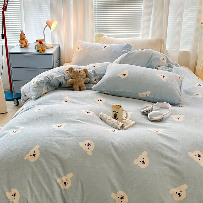 91家纺网 家纺一手货源 找家纺 昔可家纺 2024新款印花牛奶绒四件套系列-2023年热款系列 蓝底小白熊