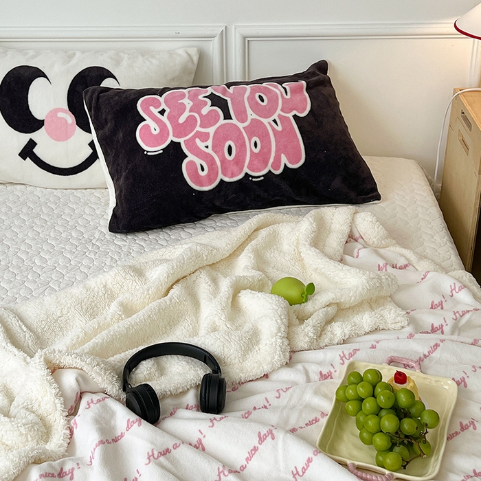 91家纺网 家纺一手货源 找家纺 昔可家纺 2024新款羊羔绒牛奶绒毛毯系列（三）-场景二-ins风系列 梦幻粉色字母