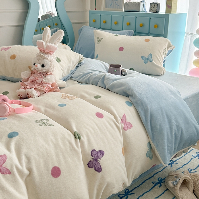 91家纺网 家纺一手货源 找家纺 昔可家纺 2024新款印花牛奶绒四件套系列-复古小清新系列 波点彩色蝴蝶