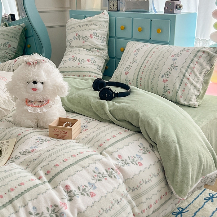 91家纺网 家纺一手货源 找家纺 昔可家纺 2024新款印花牛奶绒四件套系列-复古小清新系列 琉璃花语 绿