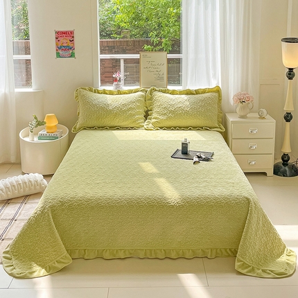 91家纺网 家纺一手货源 找家纺 漫时光 2025新款纯色牛奶绒花边款床盖 罗曼-芥末黄