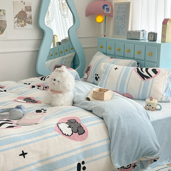 91家纺网 家纺一手货源 找家纺 昔可家纺 2024新款印花牛奶绒四件套系列-卡通系列 爱心脚印狗狗