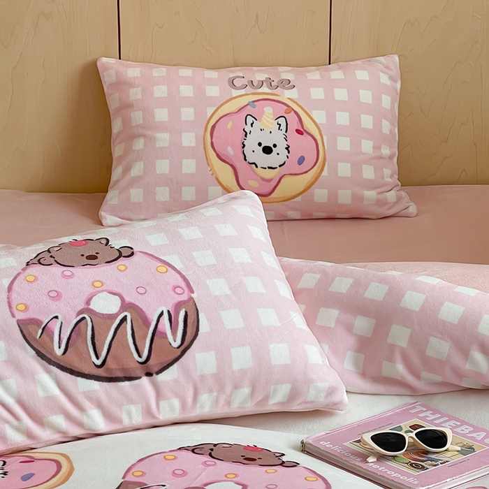 91家纺网 家纺一手货源 找家纺 昔可家纺 2024新款大版数码印花设计师牛奶绒四件套 甜甜圈萌宠