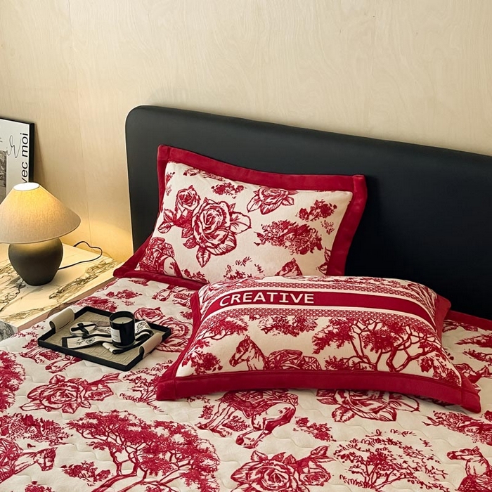 91家纺网 家纺一手货源 找家纺 茉保家纺 2024新款包边款印花牛奶绒床盖四件套 北欧花季 -红