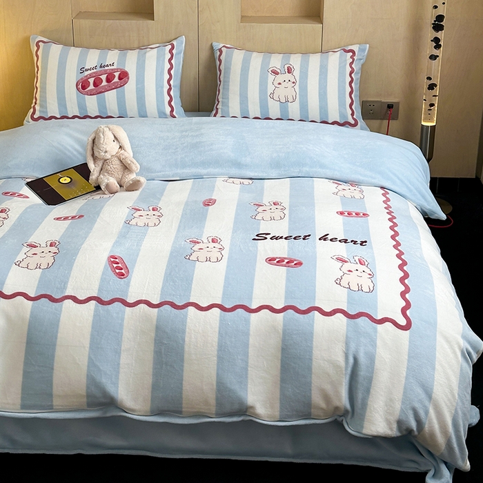 91家纺网 家纺一手货源 找家纺 昔可家纺 2024新款大版数码印花设计师牛奶绒四件套 草莓魔法棒兔