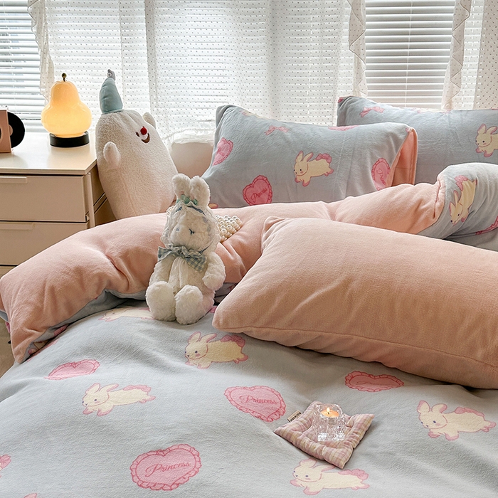 91家纺网 家纺一手货源 找家纺 昔可家纺 2024新款印花牛奶绒四件套系列-2023年热款系列 萝莉爱心兔