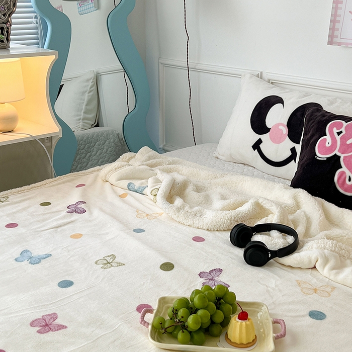 91家纺网 家纺一手货源 找家纺 昔可家纺 2024新款羊羔绒牛奶绒毛毯系列（三）-场景二-复古花卉系列 波点彩色蝴蝶