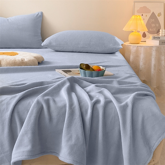 91家纺网 家纺一手货源 找家纺 眠帛家居 2024新款纯色高克重牛奶绒单床单 天空蓝