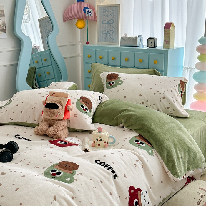 91家纺网 家纺一手货源 找家纺 昔可家纺 2024新款印花牛奶绒四件套系列-卡通系列 萌宠咖啡杯