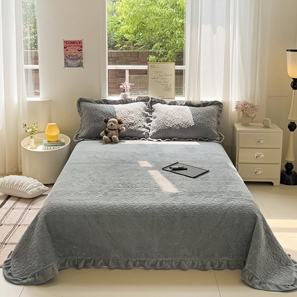 91家纺网 家纺一手货源 找家纺 漫时光 2025新款纯色牛奶绒花边款床盖 罗曼-轻奢灰
