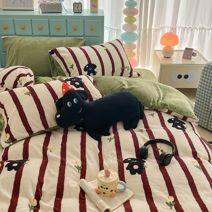 91家纺网 家纺一手货源 找家纺 昔可家纺 2024新款印花牛奶绒四件套系列-卡通系列 萌萌小修狗