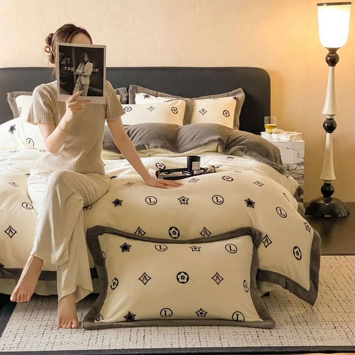 91家纺网 家纺一手货源 找家纺 茉保家纺 2024新款包边款印花牛奶绒床盖四件套 米兰 -灰白