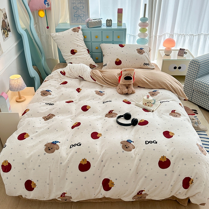 91家纺网 家纺一手货源 找家纺 昔可家纺 2024新款印花牛奶绒四件套系列-卡通系列 苹果小棕狗