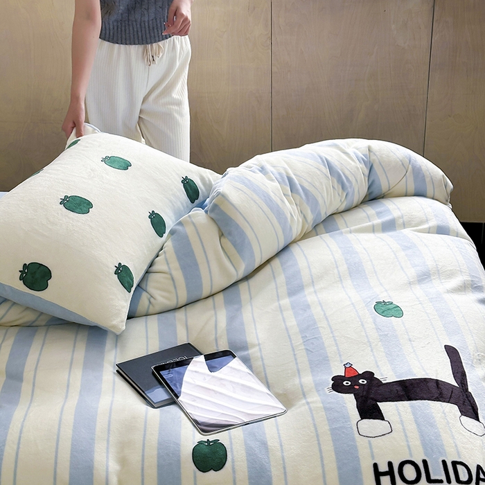 91家纺网 家纺一手货源 找家纺 昔可家纺 2024新款大版数码印花设计师牛奶绒四件套 绿苹果小黑猫