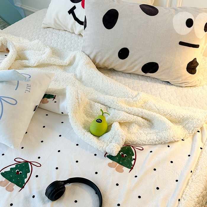 91家纺网 家纺一手货源 找家纺 昔可家纺 2024新款羊羔绒牛奶绒毛毯系列（三）-场景二-ins风系列 丝带圣诞树