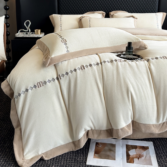 91家纺网 家纺一手货源 找家纺 凡客家居 2024新款高克重牛奶绒绣花拼角四件套 奶油咖