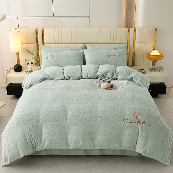 91家纺网 家纺一手货源 找家纺 眠多宝 2024新款纯色牛奶雕花绒刺绣四件套 清新绿