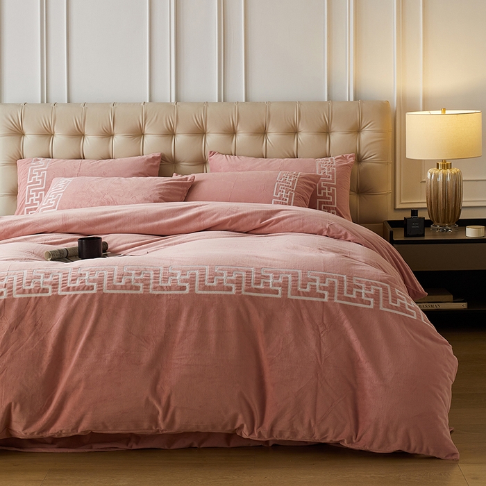 91家纺网 家纺一手货源 找家纺 （总）安莱生活 2024新款高克重牛奶绒锦丝绒美式毛巾绣巴洛克四件套