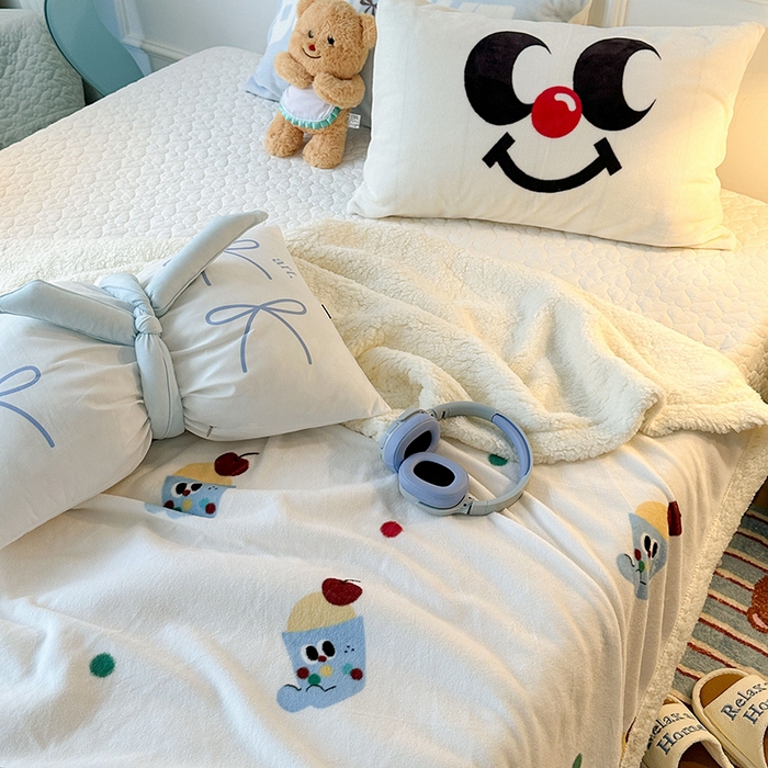 91家纺网 家纺一手货源 找家纺 昔可家纺 2024新款羊羔绒牛奶绒毛毯系列（三）-场景二-ins风系列 樱桃冰可乐