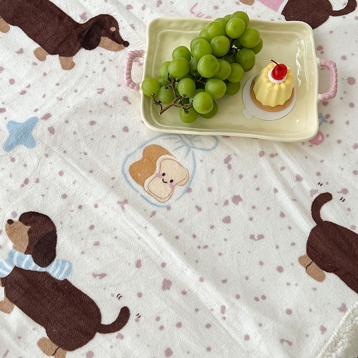 91家纺网 家纺一手货源 找家纺 昔可家纺 2024新款羊羔绒牛奶绒毛毯系列（三）-场景二-卡通系列 点点腊肠狗