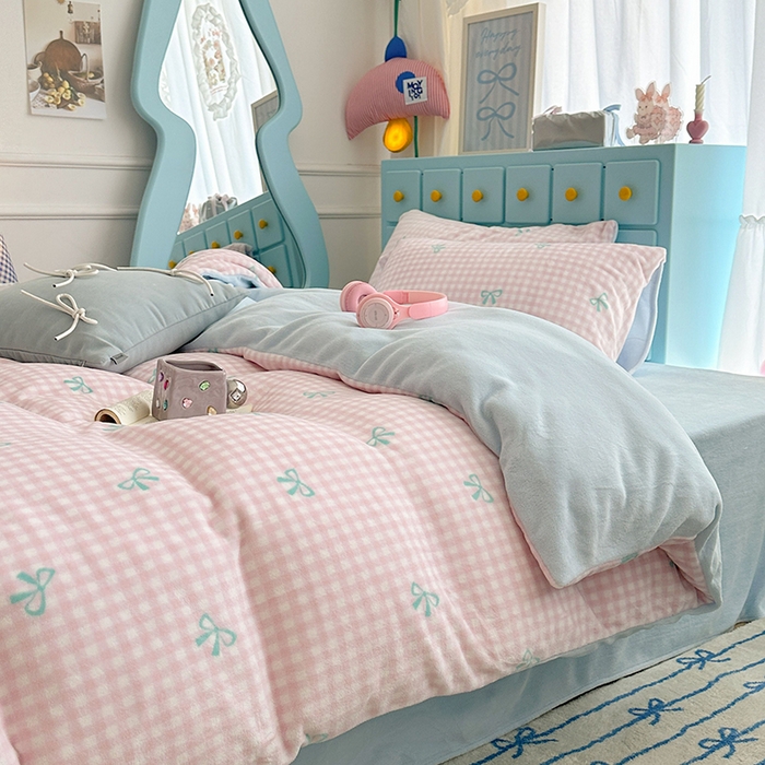 91家纺网 家纺一手货源 找家纺 昔可家纺 2024新款印花牛奶绒四件套系列-ins少女系列 粉格蝴蝶结