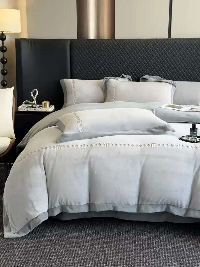 91家纺网 家纺一手货源 找家纺 凡客家居 2024新款高克重牛奶绒绣花拼角四件套 海洋蓝