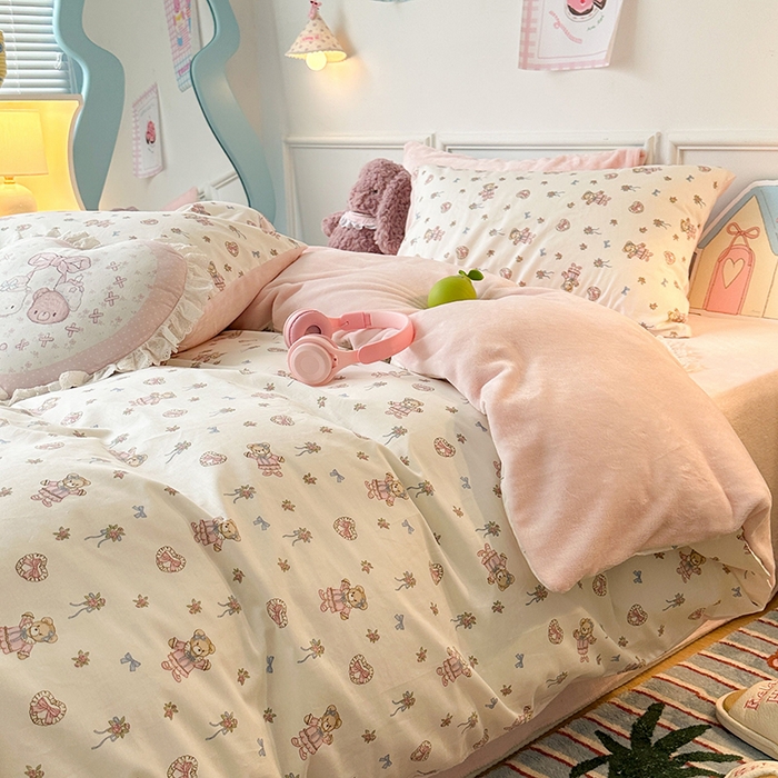 91家纺网 家纺一手货源 找家纺 昔可家纺 2024新款秋冬新款棉加牛奶绒四件套 萝莉小粉熊