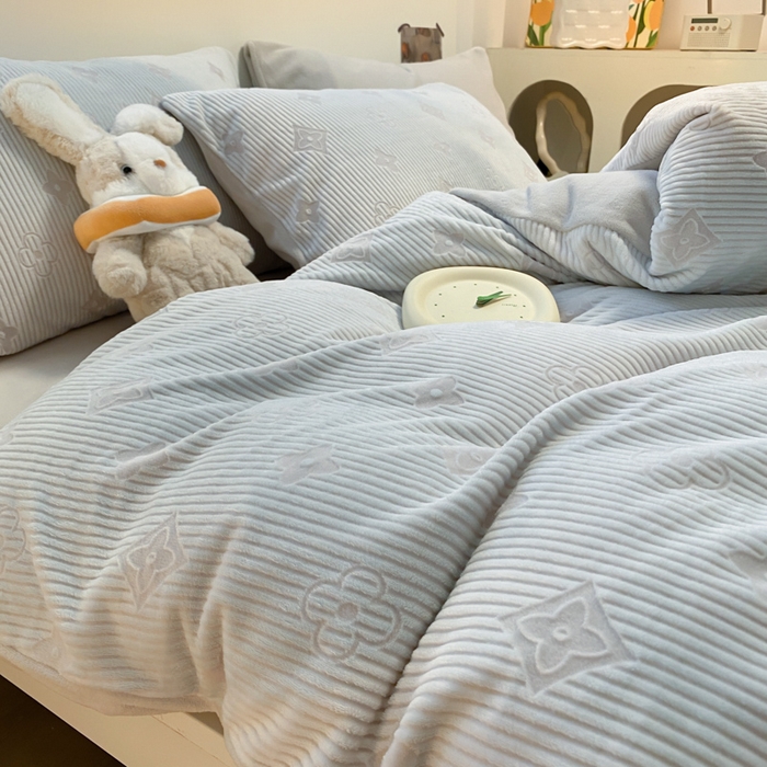 91家纺网 家纺一手货源 找家纺 呗旺鹿 2024新款高克重着色烂花雕花牛奶绒轻奢四件套 爱维午夜蓝