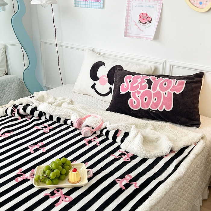 91家纺网 家纺一手货源 找家纺 昔可家纺 2024新款羊羔绒牛奶绒毛毯系列（三）-场景二-少女风系列 黑粉芭蕾蝴蝶结