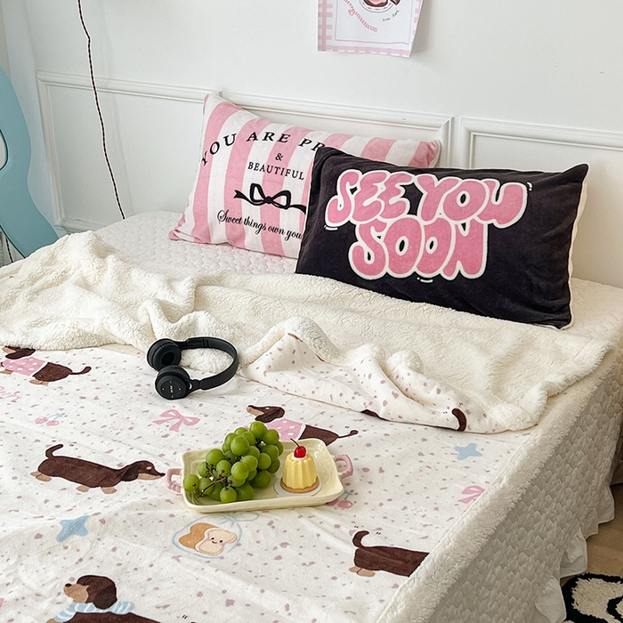 91家纺网 家纺一手货源 找家纺 昔可家纺 2024新款羊羔绒牛奶绒毛毯系列（三）-场景二-卡通系列 点点腊肠狗