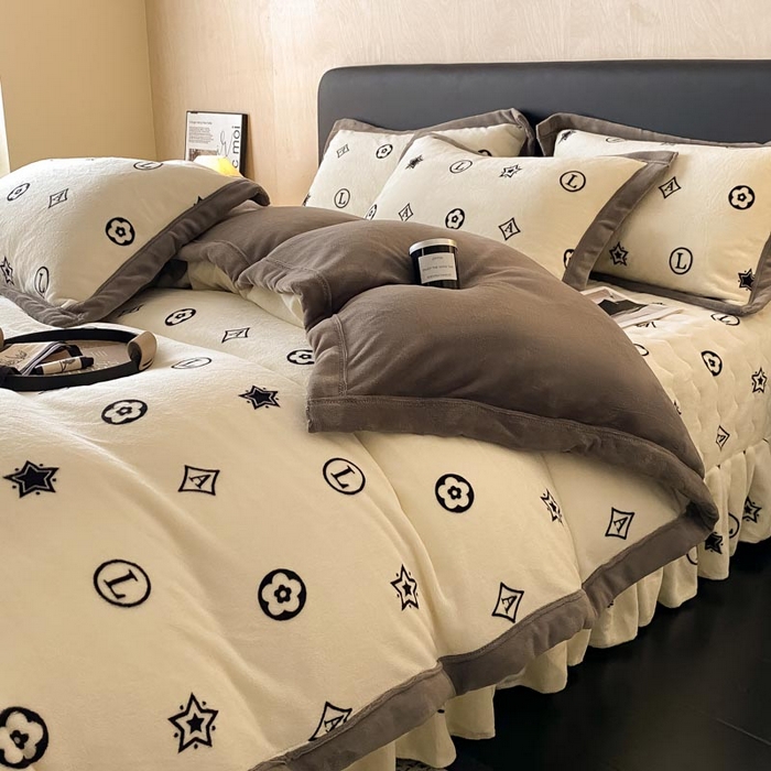 91家纺网 家纺一手货源 找家纺 茉保家纺 2024新款包边款印花牛奶绒床盖四件套 米兰 -灰白