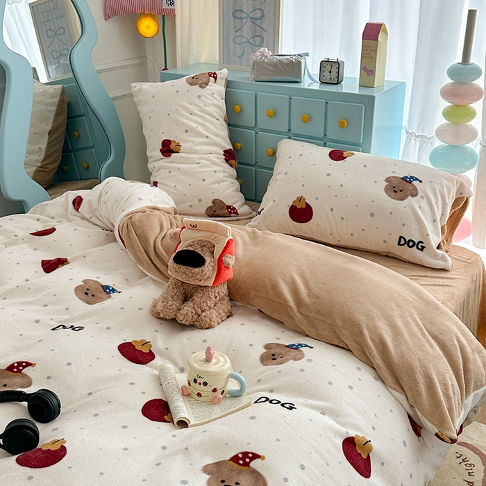 91家纺网 家纺一手货源 找家纺 昔可家纺 2024新款印花牛奶绒四件套系列-卡通系列 苹果小棕狗