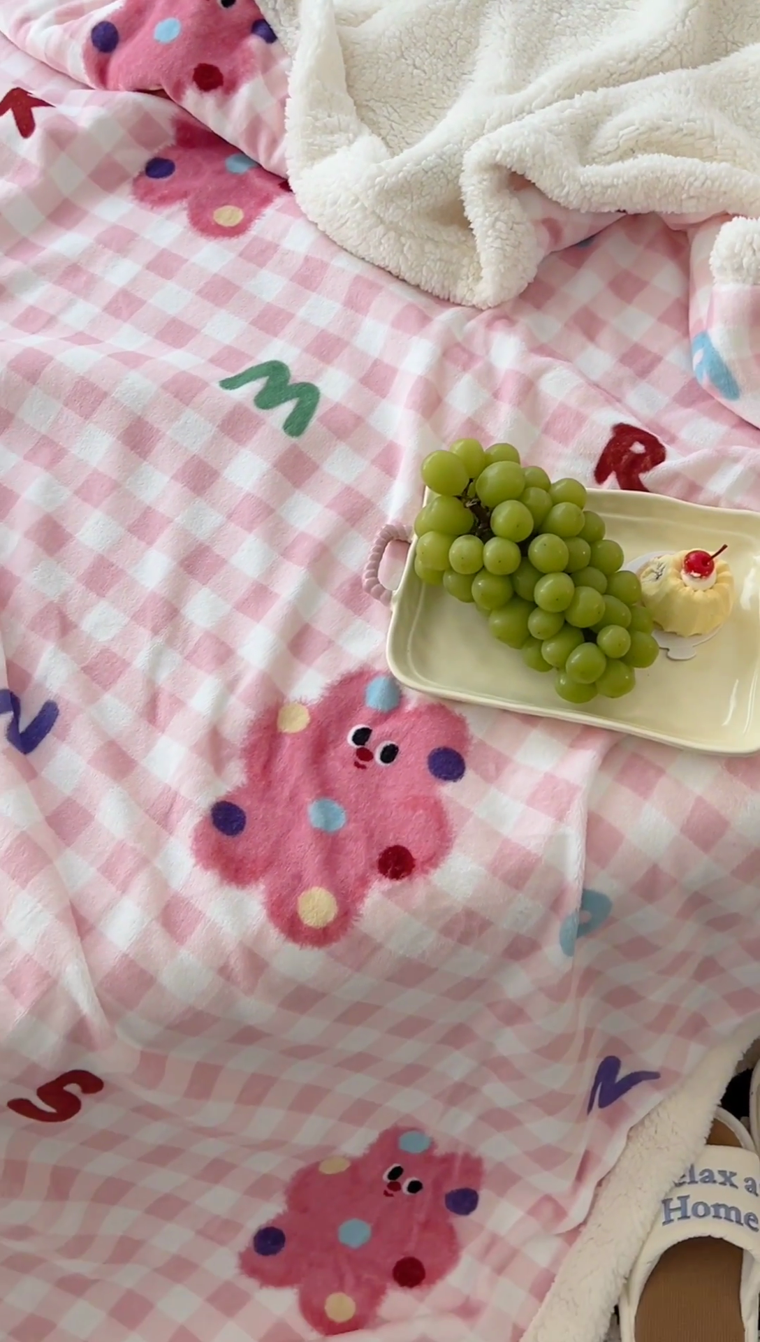 91家纺网 家纺一手货源 找家纺 昔可家纺 2024新款羊羔绒牛奶绒毛毯系列（三）-场景二-卡通系列 点点粉格猫