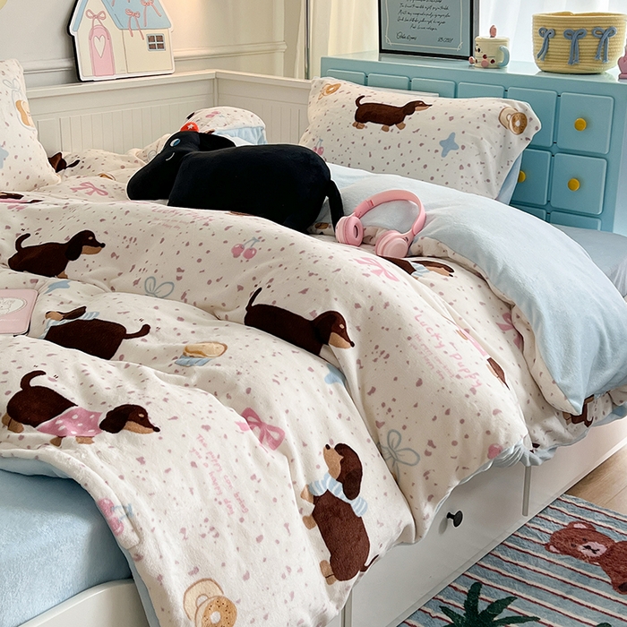 91家纺网 家纺一手货源 找家纺 昔可家纺 2024新款印花牛奶绒四件套系列-卡通系列 点点腊肠狗