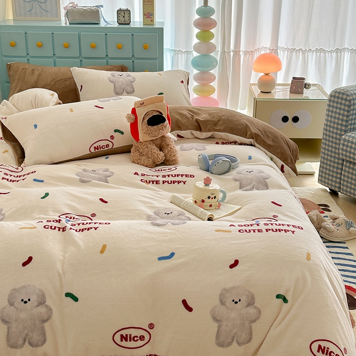 91家纺网 家纺一手货源 找家纺 昔可家纺 2024新款印花牛奶绒四件套系列-卡通系列 朱古力小灰熊