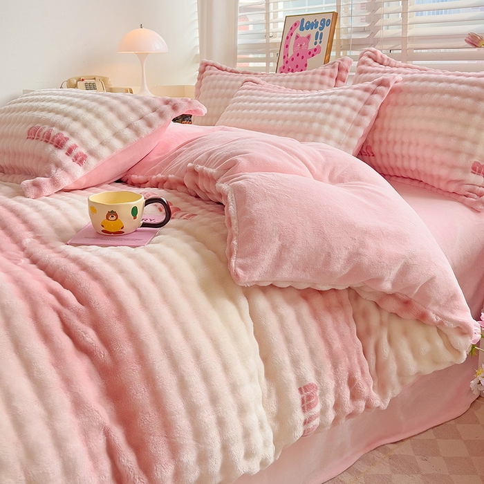 91家纺网 家纺一手货源 找家纺 梵克保罗 2024秋冬新款加厚泡泡牛奶绒数码印花工艺立体仿兔毛四件套 粉色空间