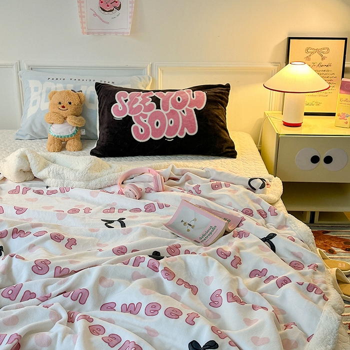 91家纺网 家纺一手货源 找家纺 昔可家纺 2024新款羊羔绒牛奶绒毛毯系列（三）-场景二-少女风系列 粉心字母