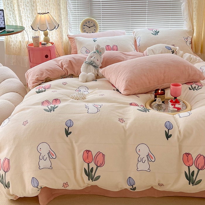 91家纺网 家纺一手货源 找家纺 昔可家纺 2024新款印花牛奶绒四件套系列-2023年热款系列 粉粉郁金兔