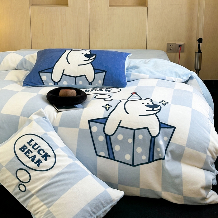 91家纺网 家纺一手货源 找家纺 昔可家纺 2024新款大版数码印花设计师牛奶绒四件套 蓝格礼物熊