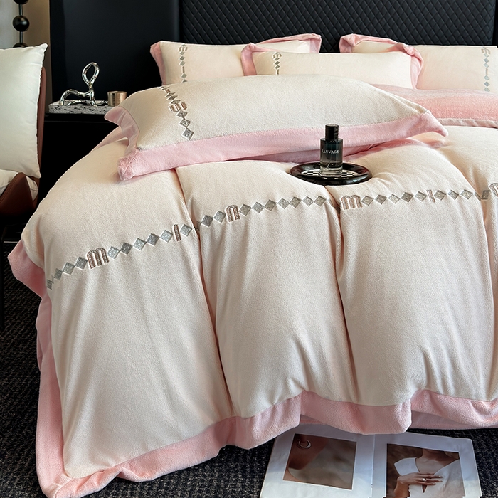 91家纺网 家纺一手货源 找家纺 凡客家居 2024新款高克重牛奶绒绣花拼角四件套 樱花粉