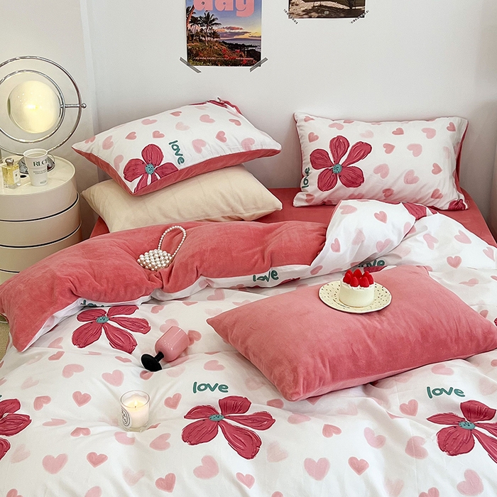 91家纺网 家纺一手货源 找家纺 昔可家纺 2024新款秋冬新款棉加牛奶绒四件套 花枝俏漫