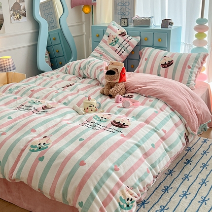 昔可家纺 2024新款印花牛奶绒四件套系列-卡通系列 萌萌竖条蛋糕