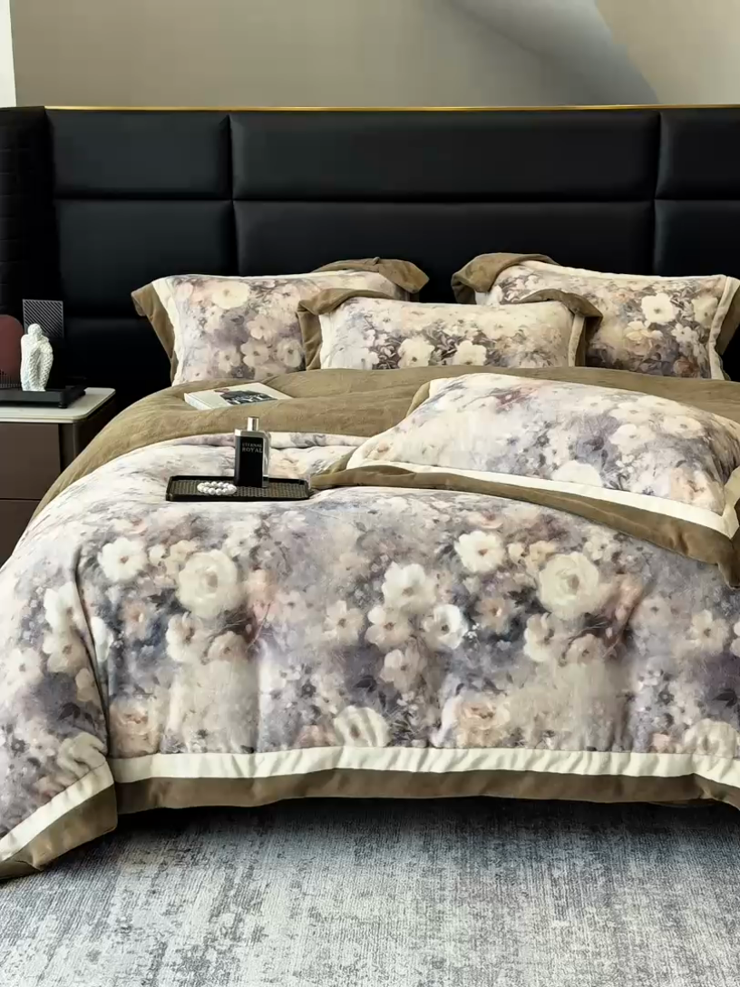 91家纺网 家纺一手货源 找家纺 凡客家居 2024新款高克重牛奶绒数码印花双拼角四件套 赫莲娜