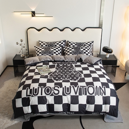 91家纺网 家纺一手货源 找家纺 色鬼布艺 2024新款婴儿绒数码印花牛奶绒四件套仿大牌直播爆款网红款 棋盘格公仔