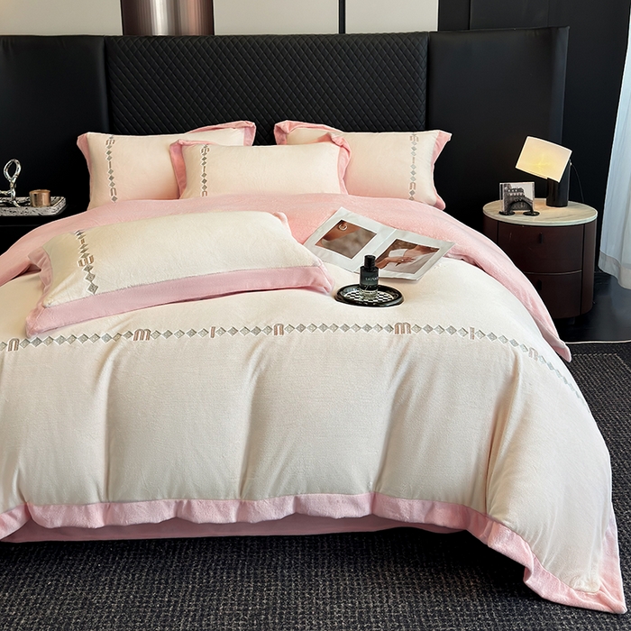 91家纺网 家纺一手货源 找家纺 凡客家居 2024新款高克重牛奶绒绣花拼角四件套 樱花粉