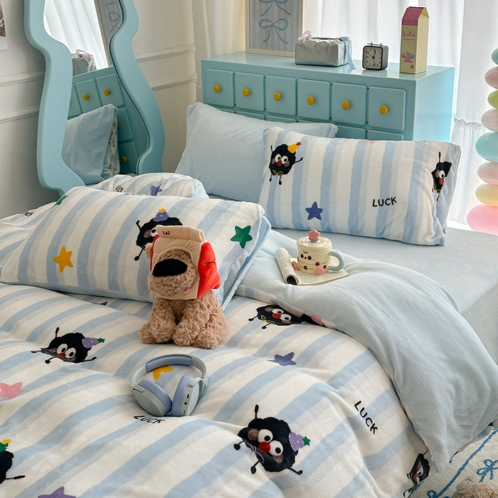 91家纺网 家纺一手货源 找家纺 昔可家纺 2024新款印花牛奶绒四件套系列-卡通系列 星星小黑球