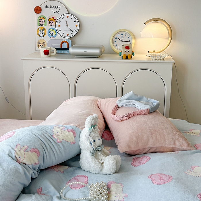 91家纺网 家纺一手货源 找家纺 昔可家纺 2024新款印花牛奶绒四件套系列-2023年热款系列 萝莉爱心兔