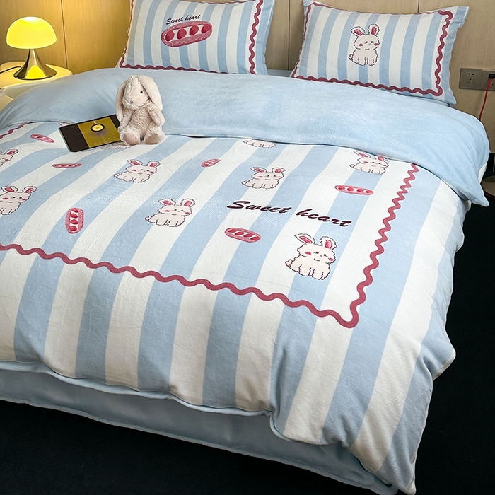 91家纺网 家纺一手货源 找家纺 昔可家纺 2024新款大版数码印花设计师牛奶绒四件套 草莓魔法棒兔